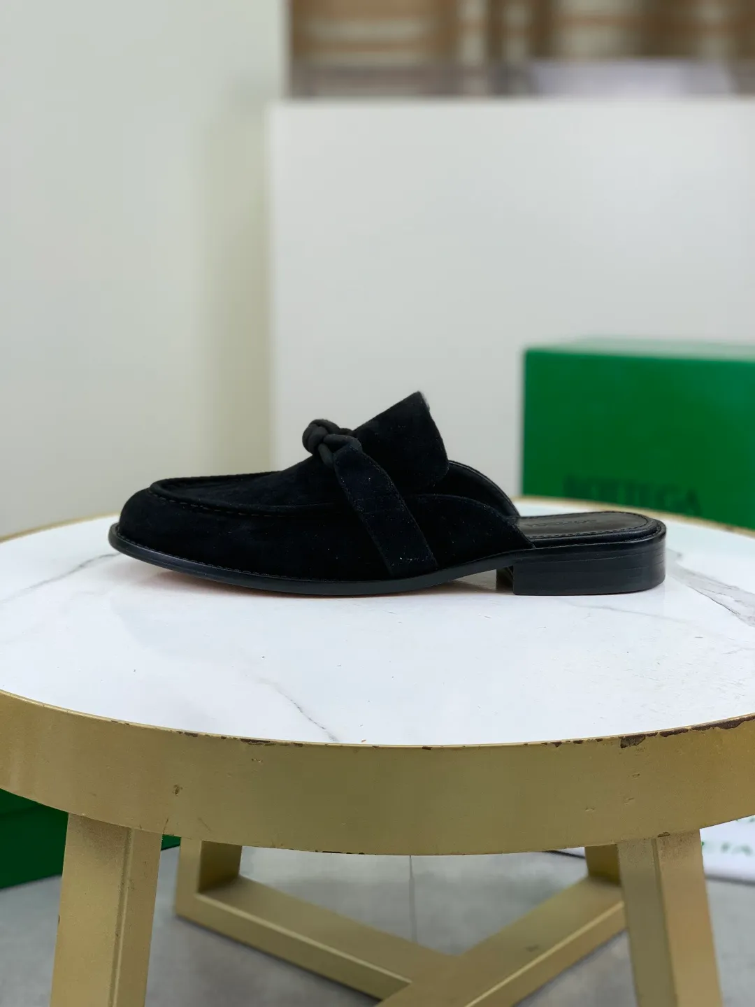 Men's shoes 💰P800 [New model] (genuine leather outsole) water-dyed cow lining 💰High-quality business couple half-slip leather shoes 💎💎💎 BOTTEGA VENETA official website synchronizes the latest top version of BV in the market, accepts material comparison, shoe type comparison, process comparison, practical and textured, versatile and suitable for any occasion, the more you look at it, the more flavorful it becomes. Purely hand-knitted craftsmanship - Upper material, calfskin imported from Italy 🇮🇹 - High-quality water-dyed cowhide lining - Original private model customized leather outsole -Size: Female 35-39 (40 ordered) Male 39-44 (38 45 can be customized) Color: Multiple colors available